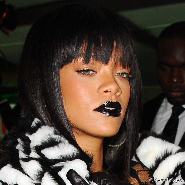 Para integrar a primeira fila do desfile da grife Jean Paul Gaultier, a cantora Rihanna investiu no batom preto com acabamento glossy